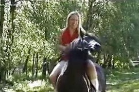 国产美女骑小马,国产美女与萌宠小马的甜蜜邂逅